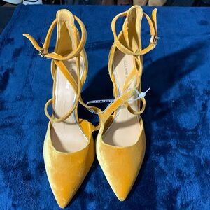 Gianni Bini NEW 4 inch velvet strappy closed toe heel